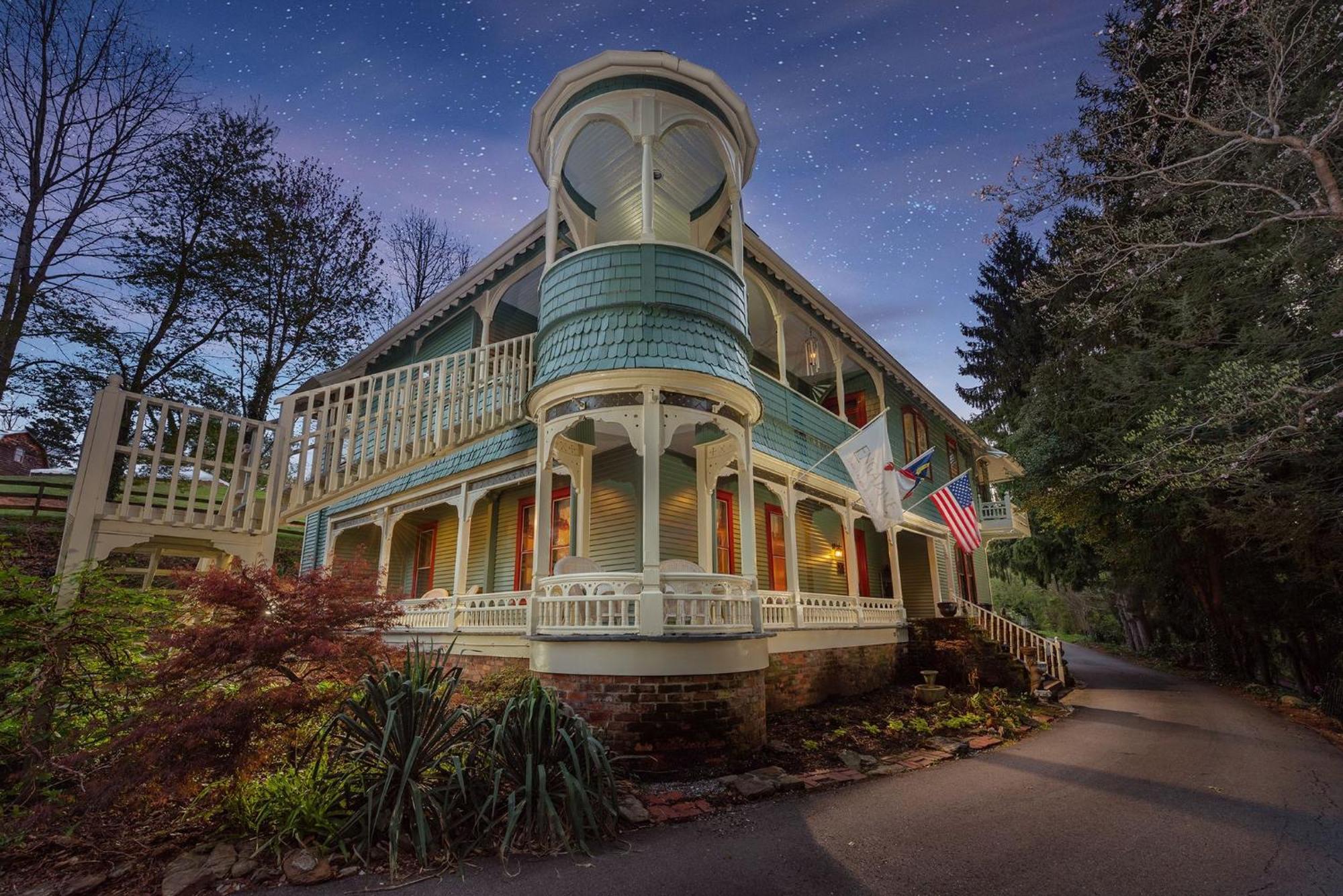 Engadine Inn And Cabins Candler Exterior photo