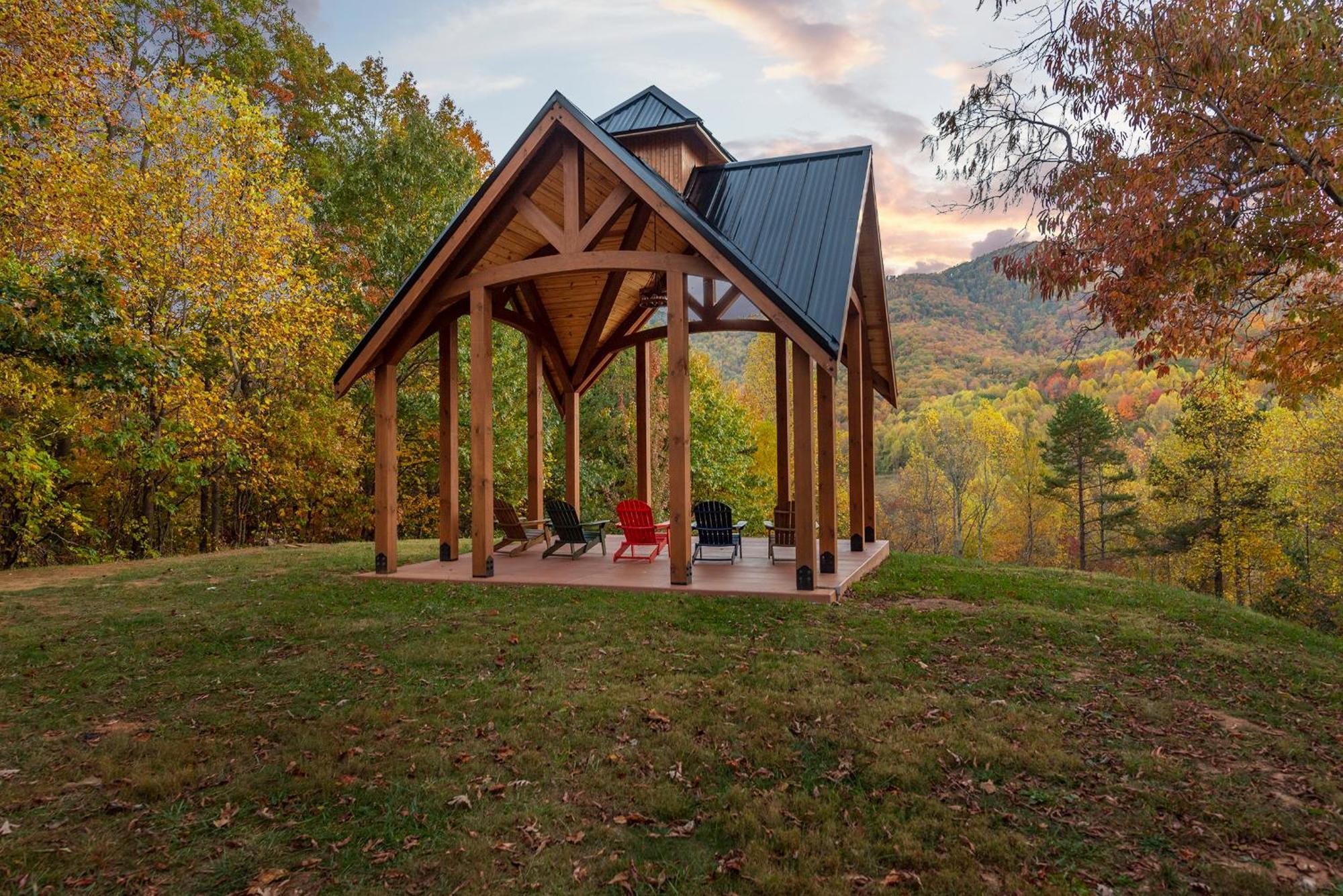 Engadine Inn And Cabins Candler Exterior photo